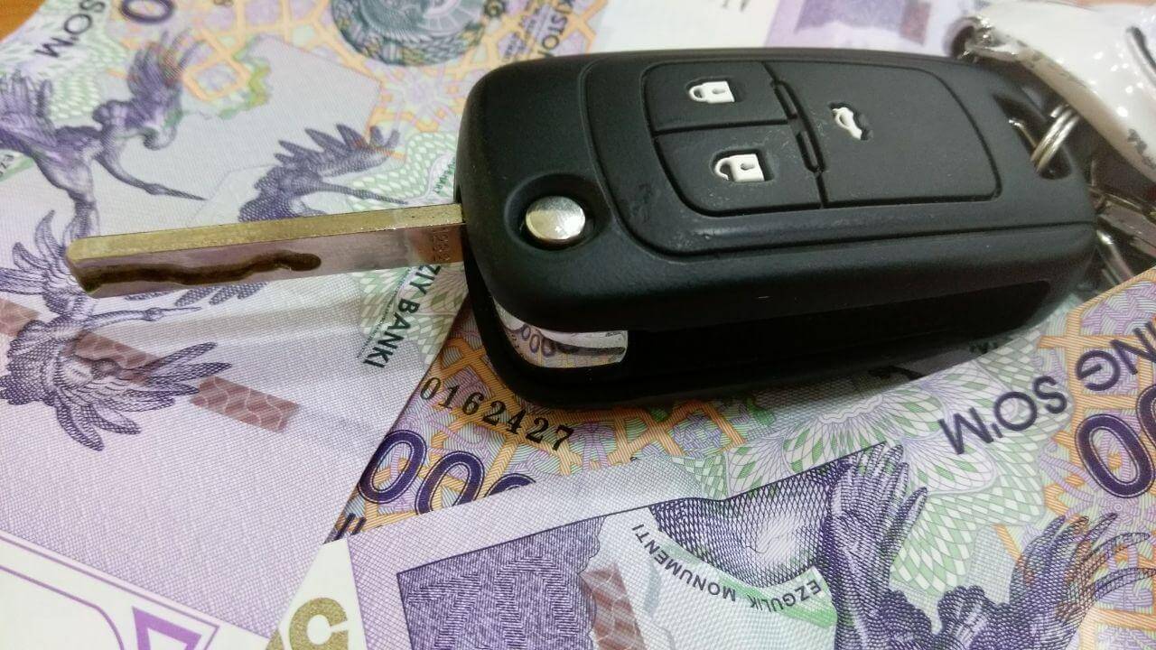 Должников по алиментам лишат водительских прав - 1 Деньги и ключи от Автомобиля в Узбекистане