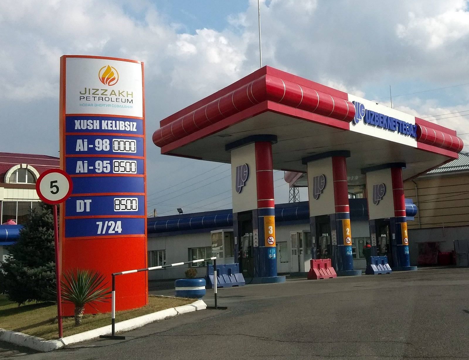 Цены на АЗС Jizzakh Petroleum: АИ-95 по 7200 сумов - 1 Заправка Jizzakh Petroleum в Ташкенте / фото: Автострада