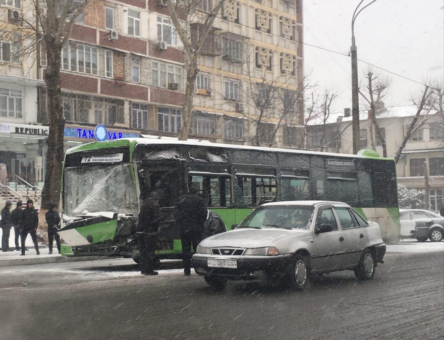 Автобус протаранил инкассаторский грузовик в Ташкенте - 2 ДТП Автобус Последствия