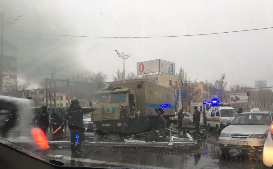 Автобус протаранил инкассаторский грузовик в Ташкенте - 5 ДТП Инкассатор Автобус Последствия
