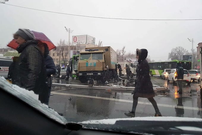 Автобус протаранил инкассаторский грузовик в Ташкенте - 1 ДТП Инкассатор Автобус Ташкент