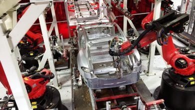 Роботы собирают электромобили Tesla на заводе в Калифорнии, 25 июля 2016 года Joseph White / Reuters / Scanpix / LETA