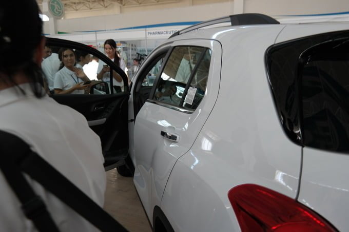 GM Uzbekistan впервые презентовал Chevrolet Tracker - 2 Chevrolet Tracker Uzbekistan на выставке в Джизаке