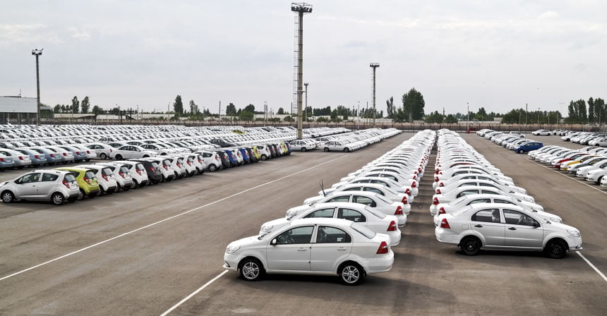 UzAuto Motoros возобновит продажи машин с марта, а подвинуть очередь за "шапку" теперь не получится - 1 GM Uzbekistan автосалон торговая площадка под открытым небом на сергелийском авторынке