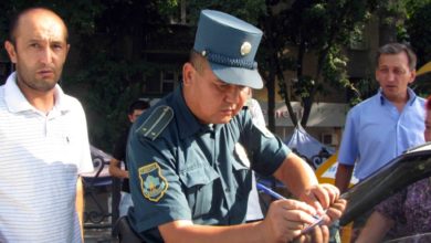ГАИ Узбекистан инспектор оформляет протокол и забирает права у нарушителя
