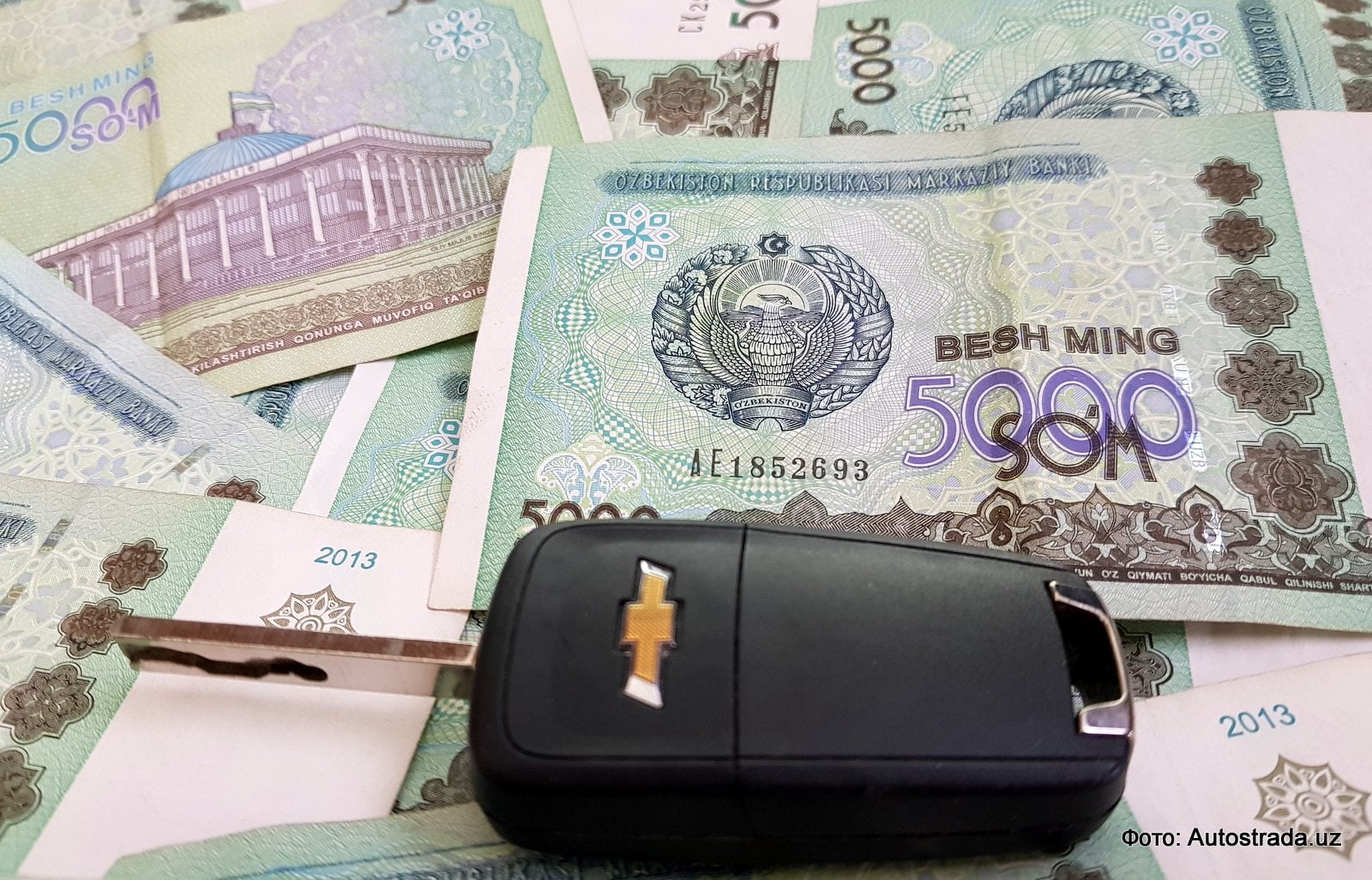 С 1 августа на 10% вырастут штрафы и пошлины - 1 Узбекский сум - купюры номиналом 5 тысяч сумов