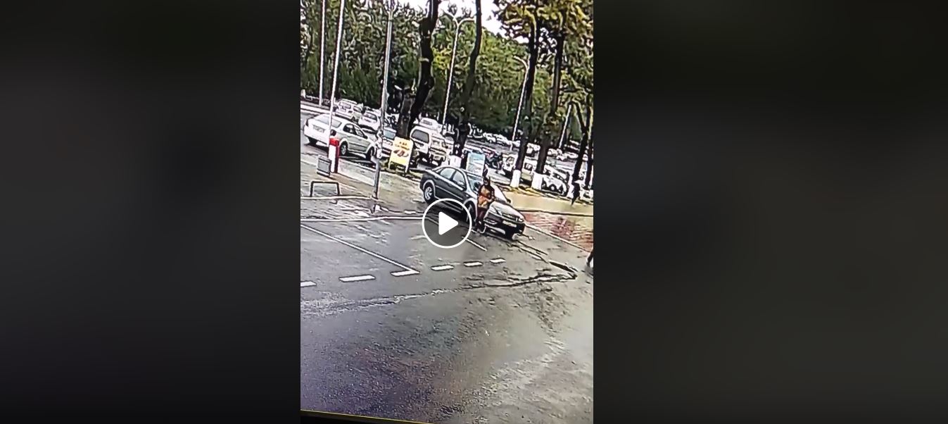 Водитель на парковке не заметил девушку и переехал ее (шокирующее видео) - 1 Водитель на парковке не заметил девушку и переехал ее (шокирующее видео) - 1