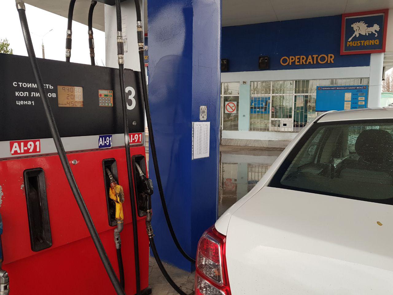 Цена на газ на заправках выросла из-за лимитов Узтрансгаза. Лимиты увеличены, но таксисты уже подняли цены, и не собираются их снижать - 1 автомобиль заправляется бензином на АЗС в Ташкенте