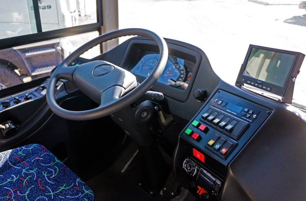 Кабина водителя и органы управления в автобусе Isuzu SAZ LE 60 в Ташкенте, Узбекистан Кабина водителя и органы управления в автобусе Isuzu SAZ LE 60 в Ташкенте, Узбекистан