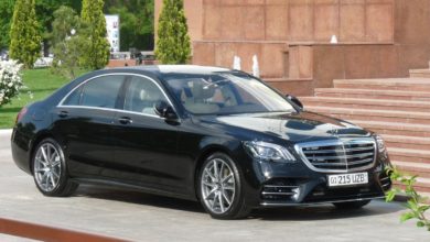 Mercedes-Benz S-Klasse с номером 01 215 UZB в Ташкенте у подъезда Сената Олий Мажлиса