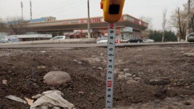 Разбитая дорога в Ташкенте - яма глубиной 7 сантиметров