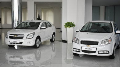 Chevrolet Cobalt и Chevrolet Nexia R3 в автосалоне в Узбекистане