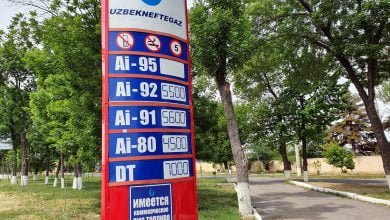 В Узбекистане импортный бензин стал дешевле местного. Теперь Узбекнефтегаз предлагает поднять пошлины на бензин в 4 раза - 7 После отмены с 1 мая государственного регулирования цены на самую популярную марку бензина в Узбекистане, его цена на бирже упала на 46%. Цена в рознице снизится на 11%.