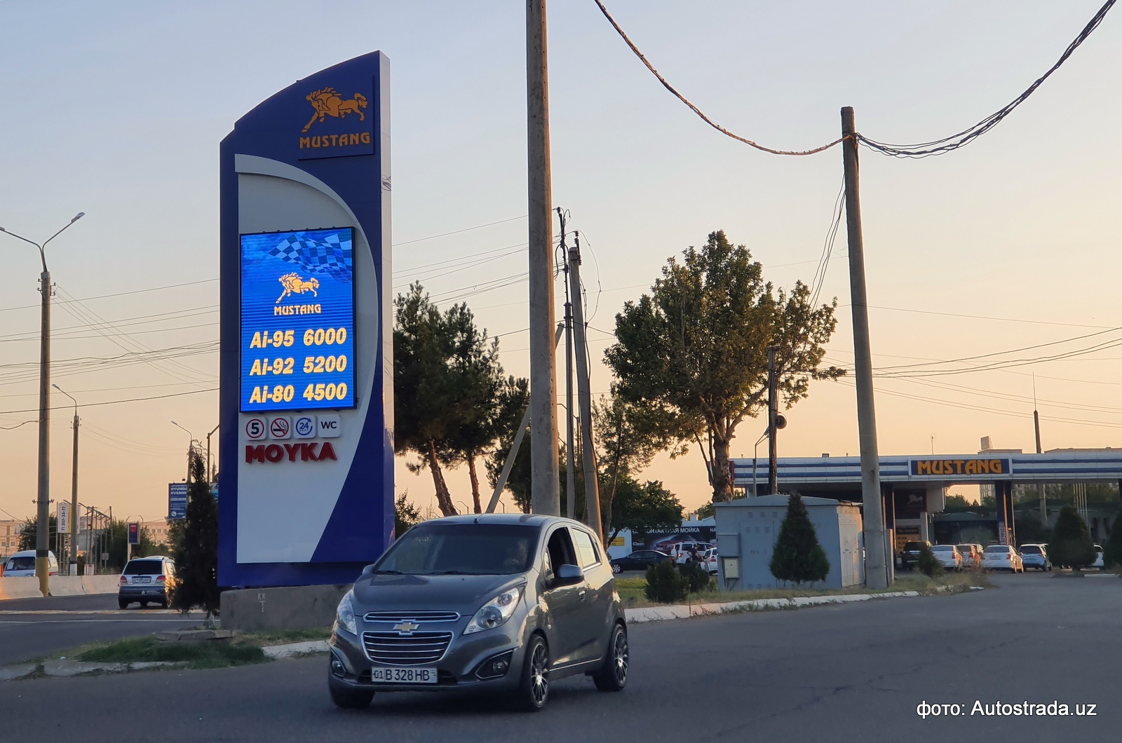 Бензин подорожал на 400-700 сумов - 1 На заправках Ташкента подорожал бензин, цены выросли как на импортное топливо, так и на бензин АИ-80 узбекского производства.