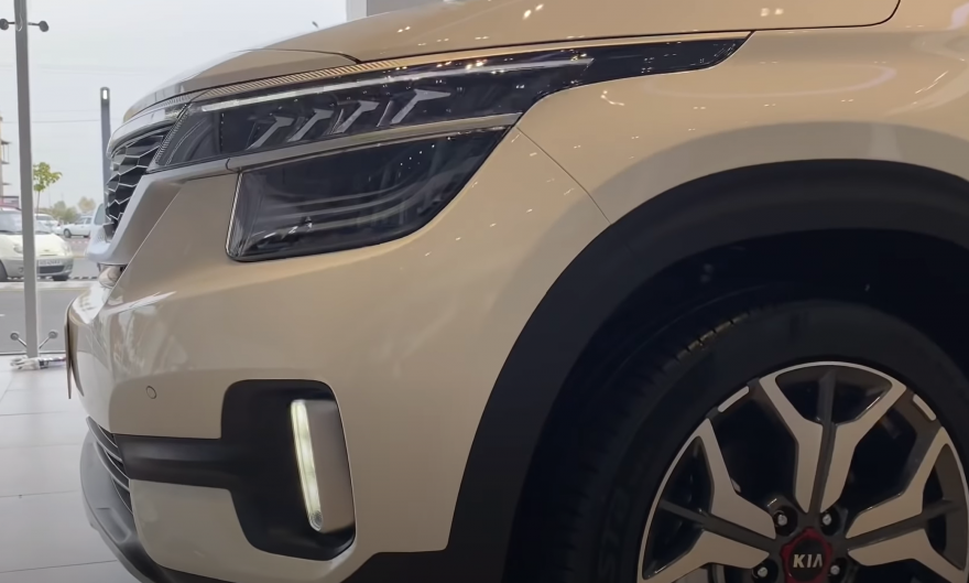 Kia Seltos - убийца Creta и Tracker: Цена, характеристики и фото в Узбекистане - 10 В топовой комплектации Kia Seltos оснащается светодиодными ходовыми огнями и LED фарами