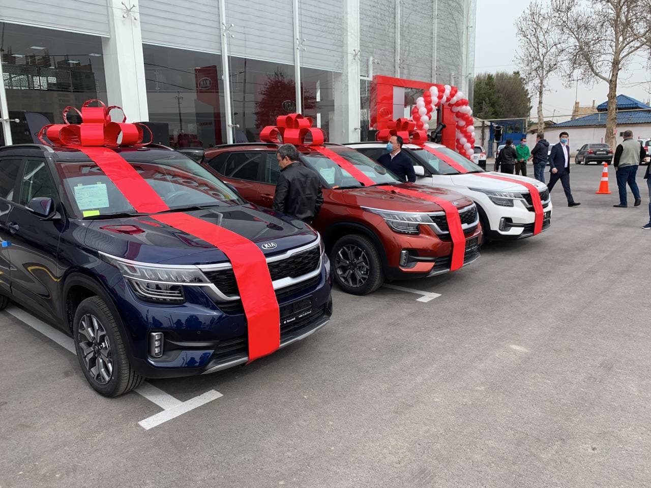 Автосалоны KIA Uzbekistan начали выдавать машины покупателям Автосалоны KIA Uzbekistan начали выдавать машины покупателям