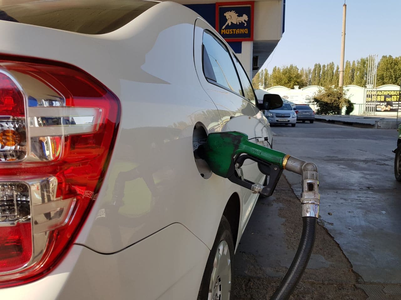 Импортный бензин снова подорожал - 1 Chevrolet Cobalt на АЗС в Ташкенте