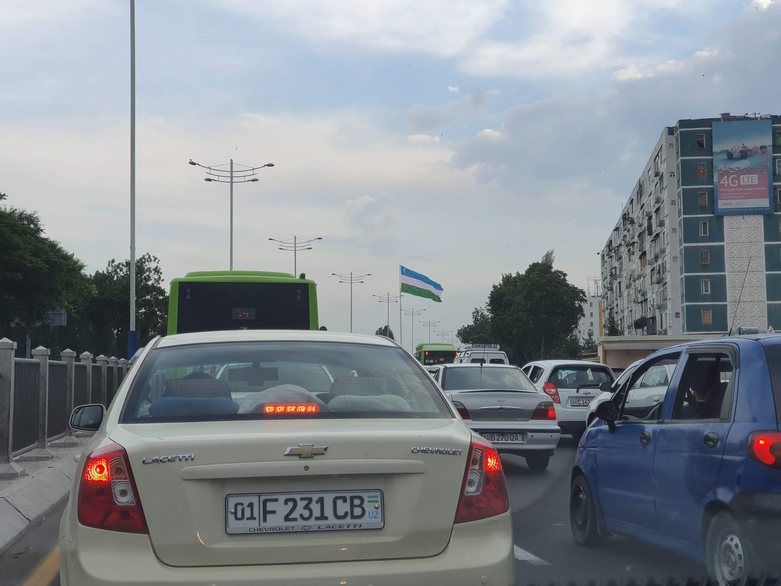 Ташкент встал в многокилометровых пробках - 1 Пробка на дороге в Ташкенте