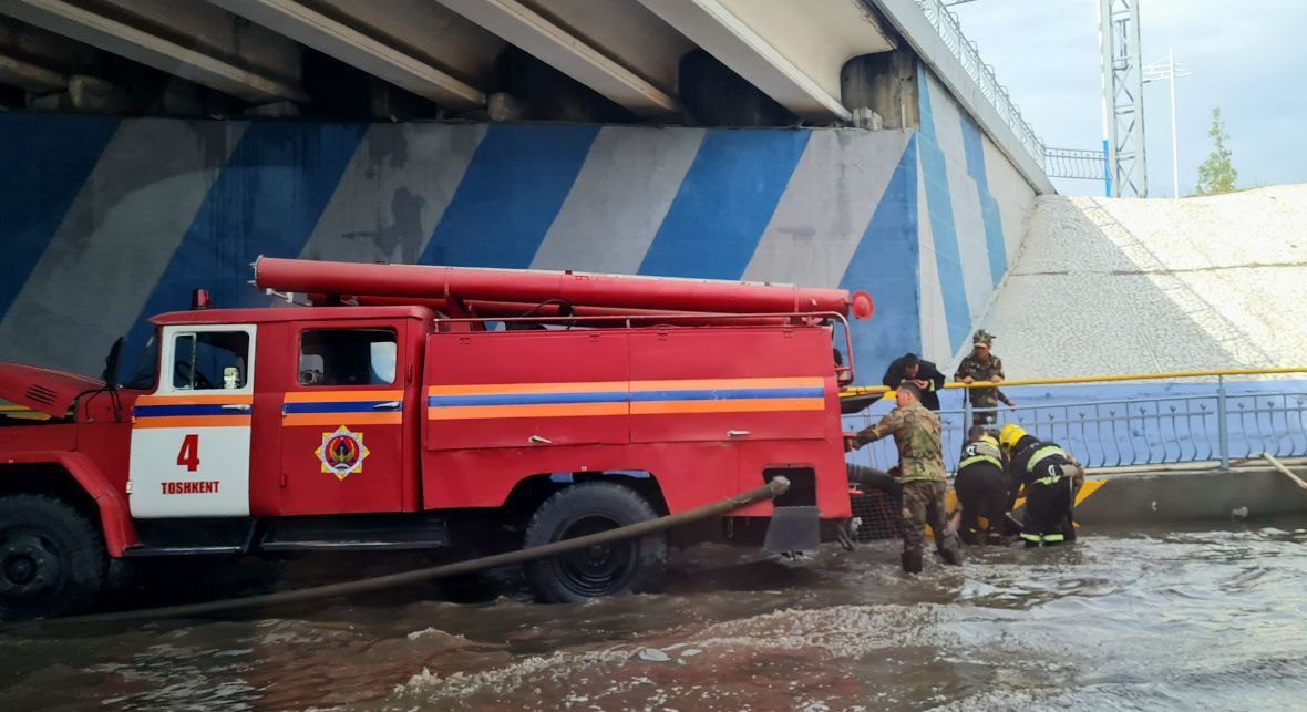 МЧС откачивает воду с затопленных улиц Ташкента - 1