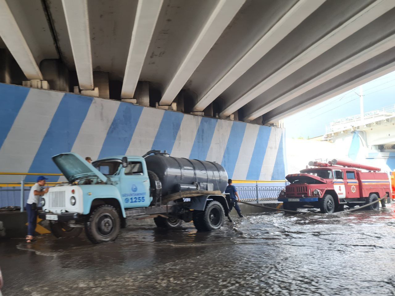 МЧС откачивает воду с затопленных улиц Ташкента - 2