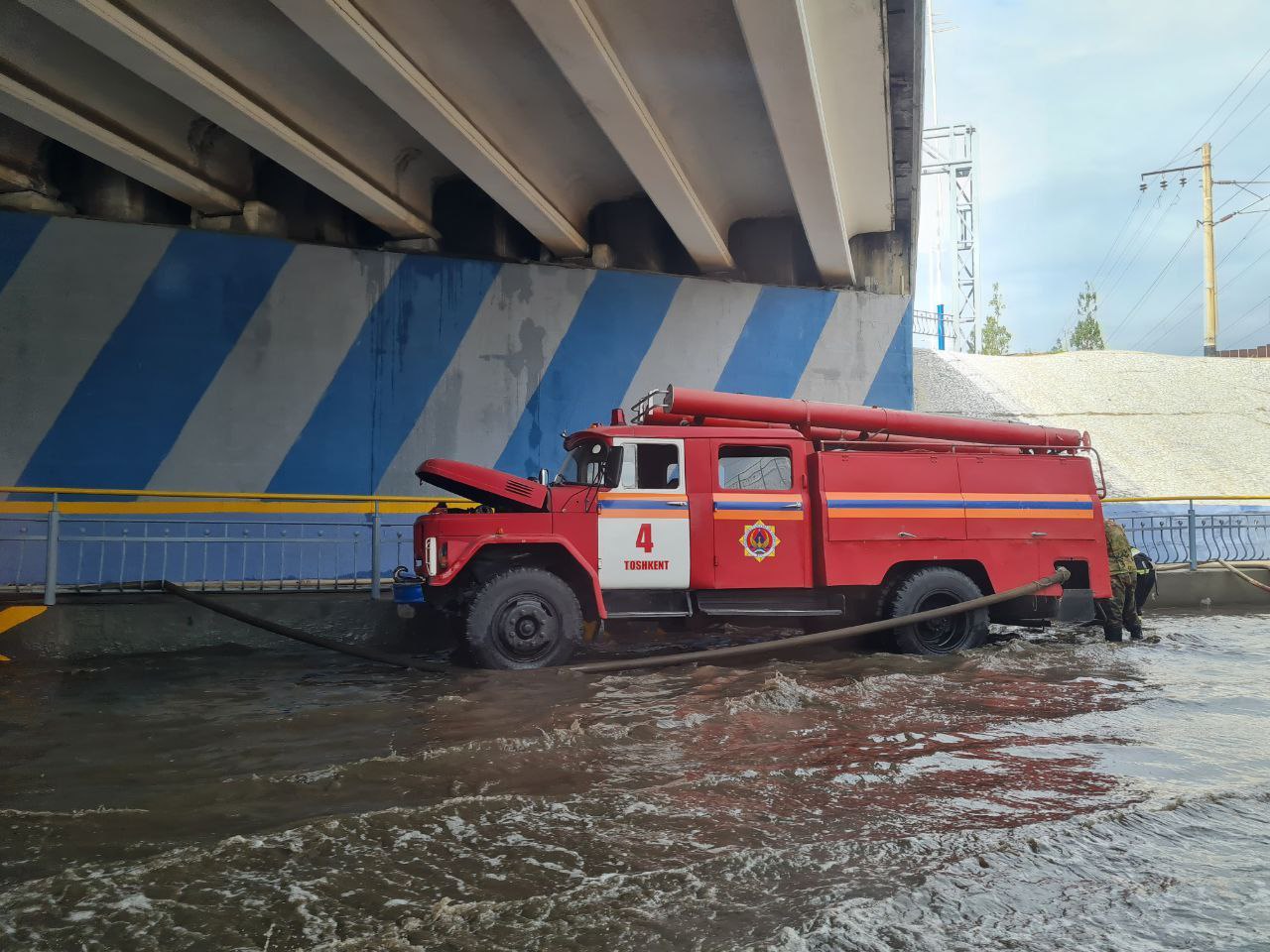 МЧС откачивает воду с затопленных улиц Ташкента - 4