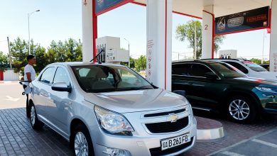 Президент поручил недопустить звышения цен или дефицита бензина и газа - 9 Chevrolet Cobalt заправляется бензином на АЗС Лукойл в Ташкенте