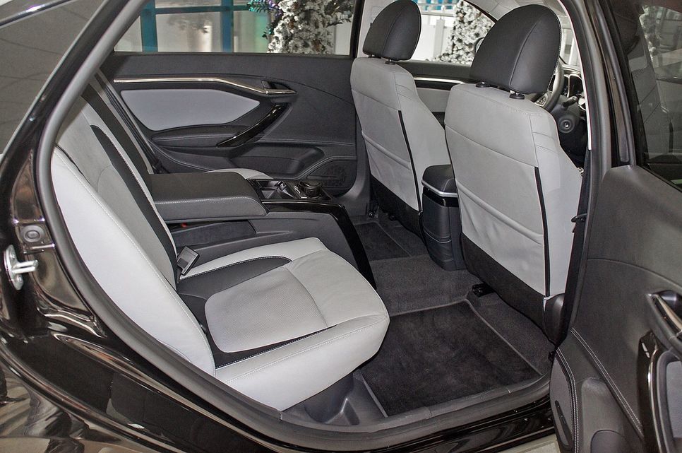 АвтоВАЗ готов пересадить российских чиновников на Lada - 2 Lada Vesta Signature