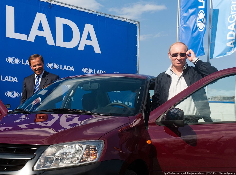 АвтоВАЗ готов пересадить российских чиновников на Lada - 1 Путин и Lada Granta