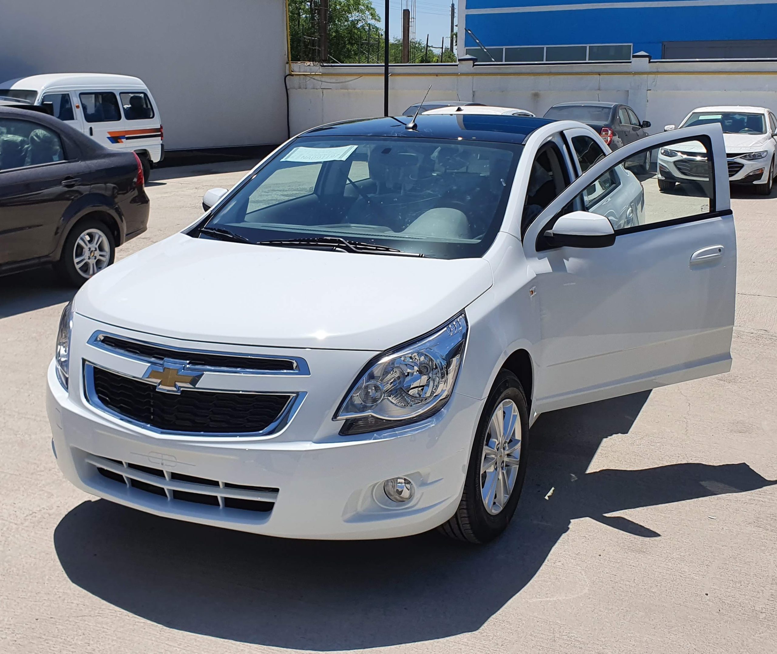 Авторынок Узбекистана пошёл на спад - 1 Chevrolet Cobalt в комплектации Style AT Two-tone на стоянке автосалона в Ташкенте