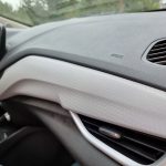 Начинаются продажи Onix Premier - 14 Onix Premier получил двухцветную отделку салона. Но качество черного пластика портит все впечатление от автомобиля.