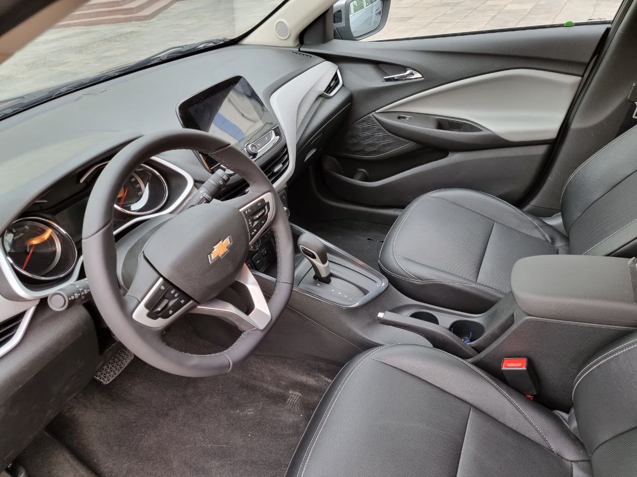 Chevrolet Onix: цены, характеристики и фото - 5 Сиденья версии Premier выполнены из винила с перфорацией по центру
