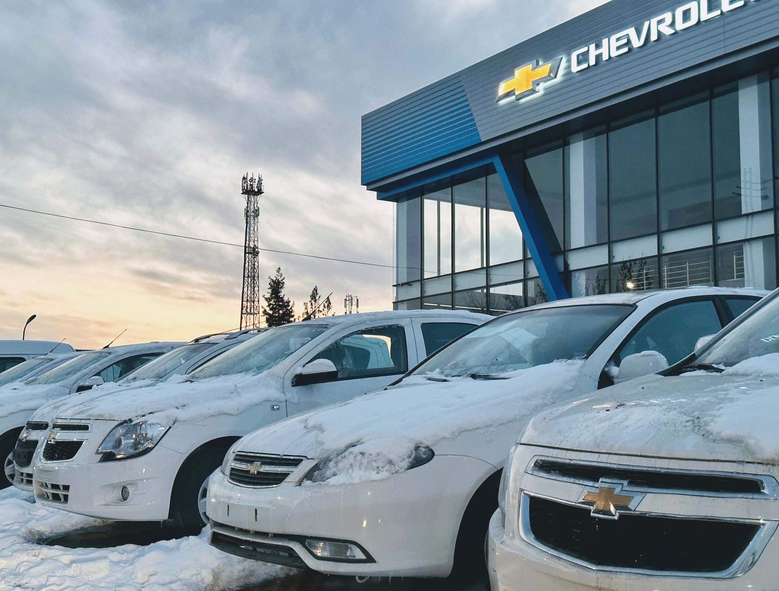 Автокредит без первого взноса в феврале 2024 - 1 Автомобили на стоянке автосалона UzAuto Motors