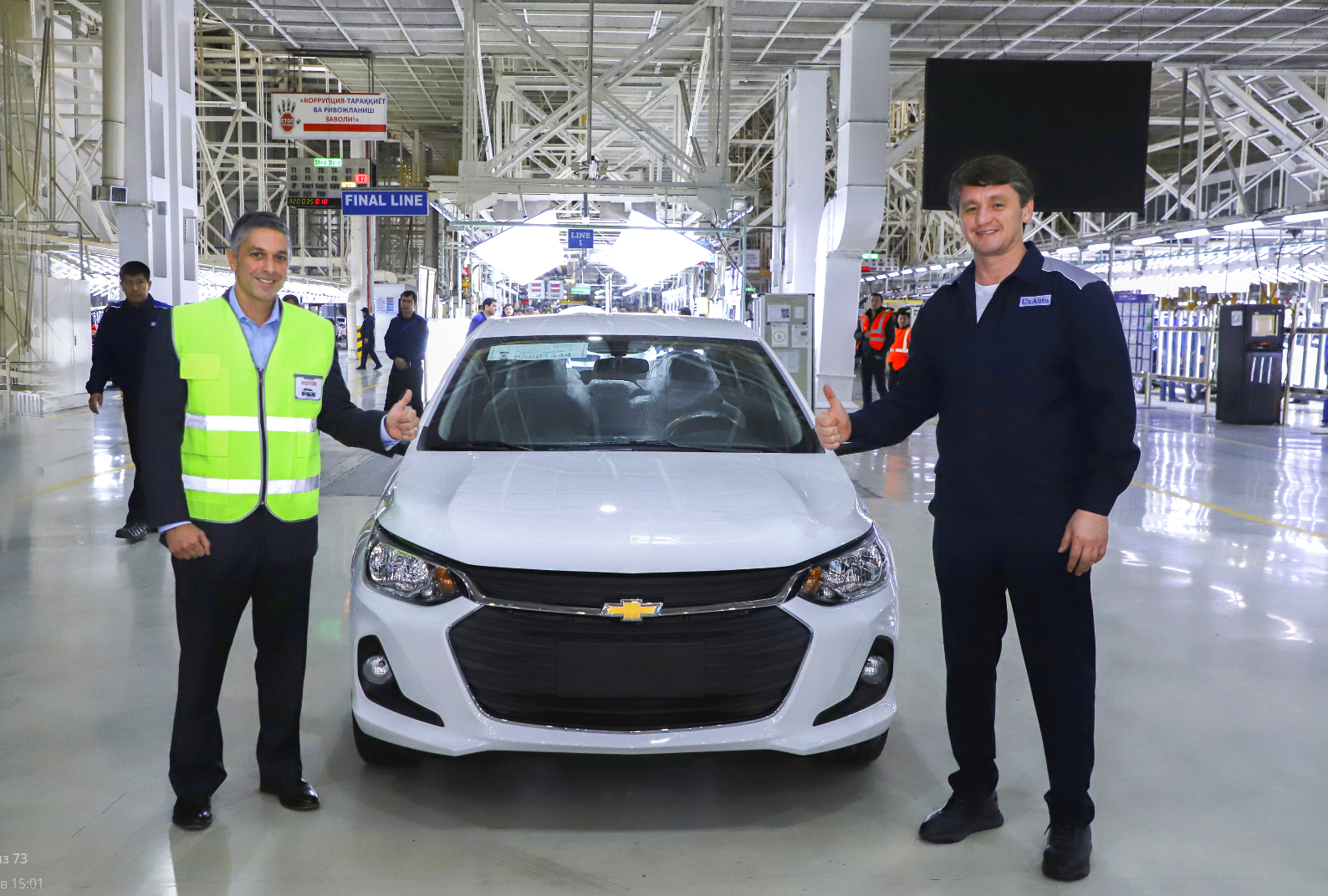 UzAuto Motors хотят купить компании из США, Южной Кореи и Китая - 1 Президент General Motors International Шилпан Амин и председатель правления Узавтосаноат Шавкат Умурзаков на линии сборки Chevrolet Onix на заводе UzAuto Motors / фото: Узавтопром