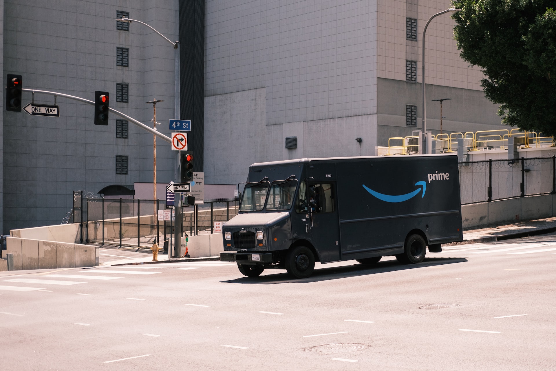 История успеха Amazon - 2 автомобиль доставщик Amazo