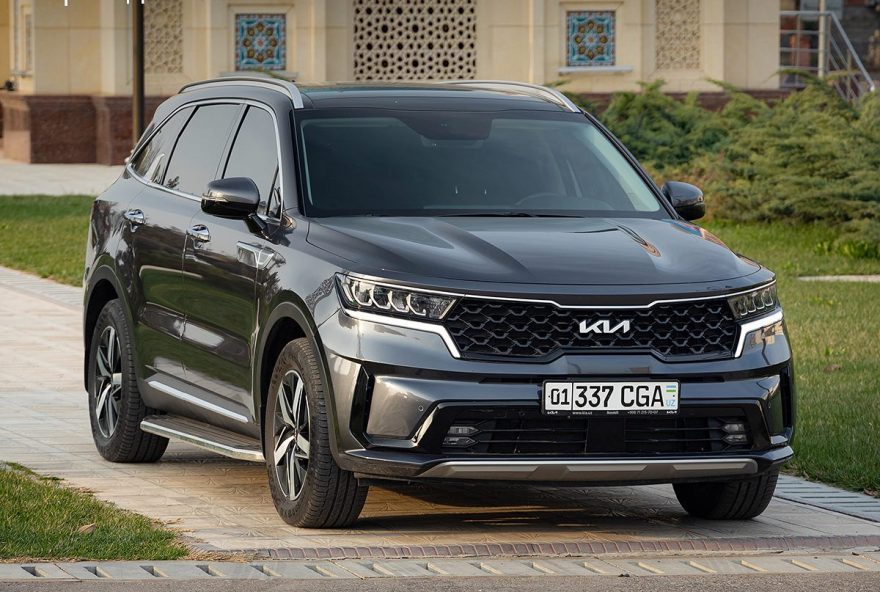 Серый Kia Sorento с узбекскими номерами