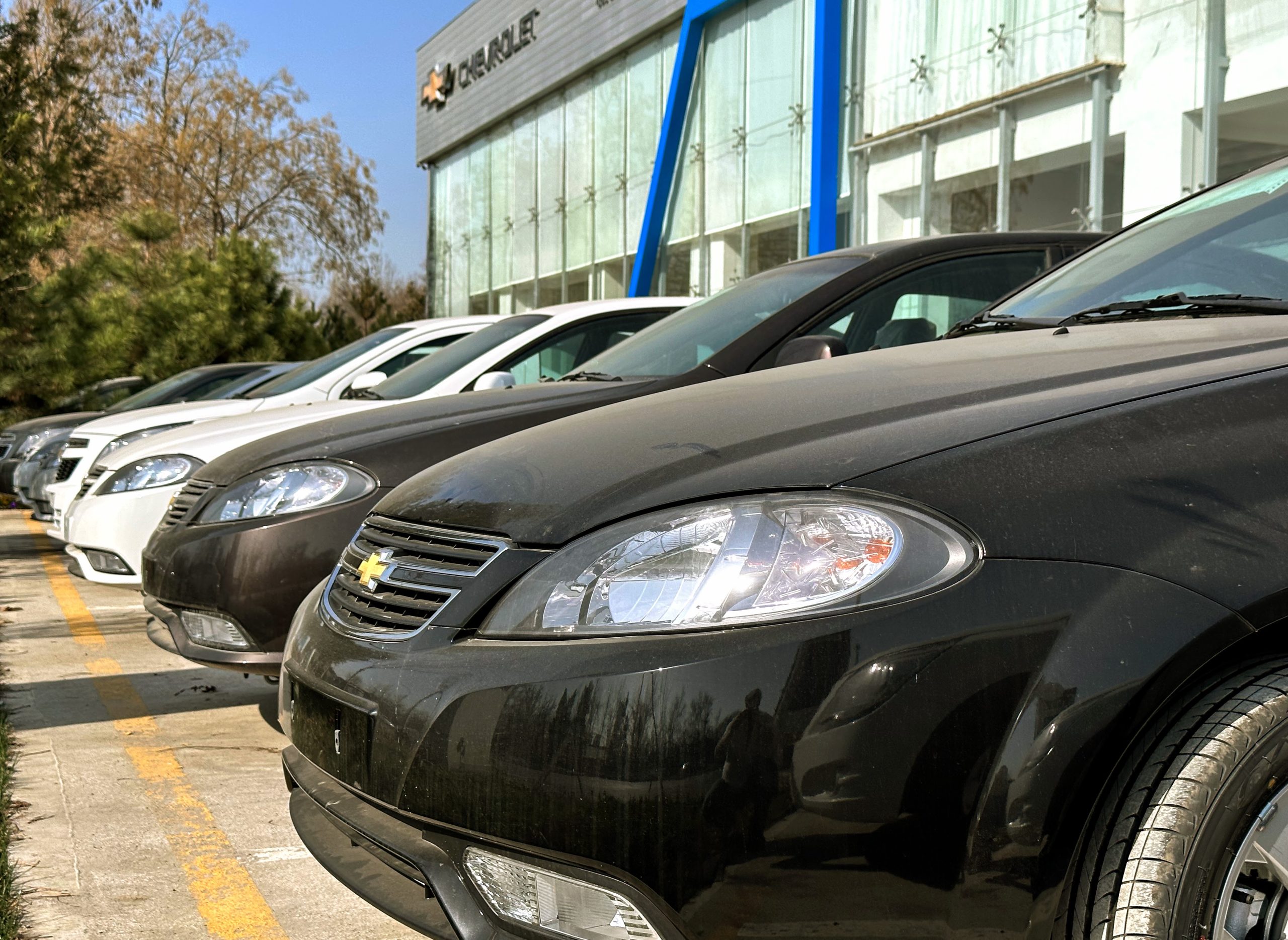 Открываются договора на Lacetti / Gentra - 1 Chevrolet Gentra на стоянке автосалона в Ташкенте - в автомобилях нет ABS, поэтому их отказываются забирать покупатели