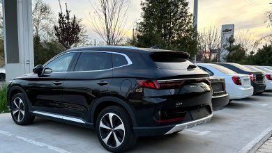 Автомобили BYD и Chevrolet на стоянке автосалона UzAuto Motors в Ташкенте. Купить автомобили можно в кредит
