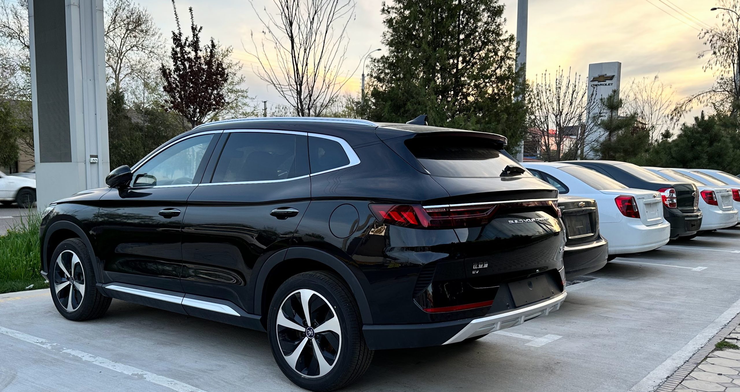 BYD в Узбекистане будет выпускать 50 тыс. автомобилей в год - 1 Автомобили BYD и Chevrolet на стоянке автосалона UzAuto Motors в Ташкенте. Купить автомобили можно в кредит