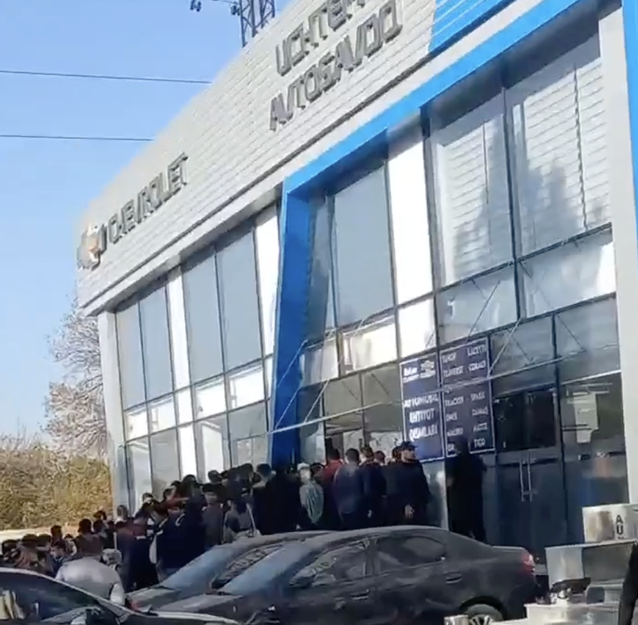 Покупатели осадили автосалоны в ожидании договоров (Видео) - 1 Покупатели осадили автосалоны в ожидании договоров (Видео) - 1