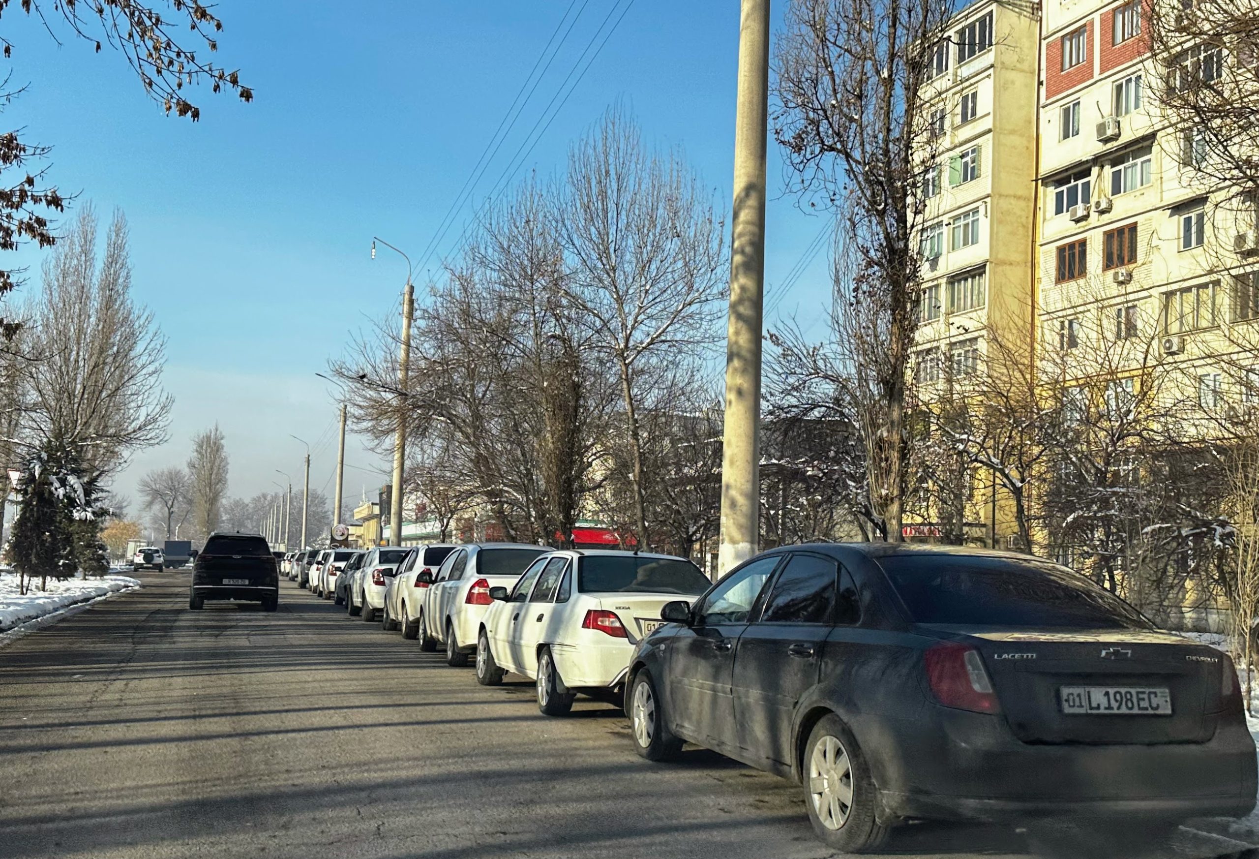 Бензин резко подорожал - 1 Очередь за бензином длинной в 2 км в Ташкенте