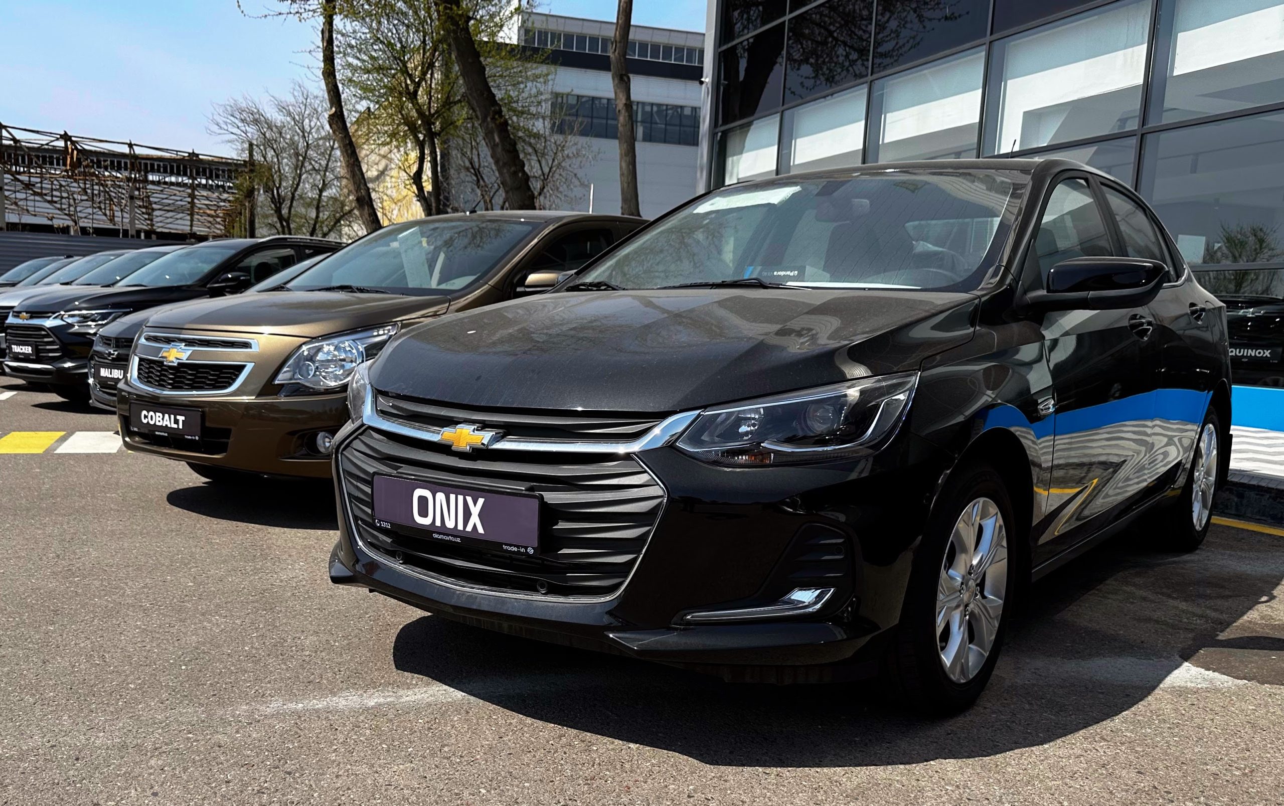 Автомобили UzAuto Motors в автосалоне в Ташкенте