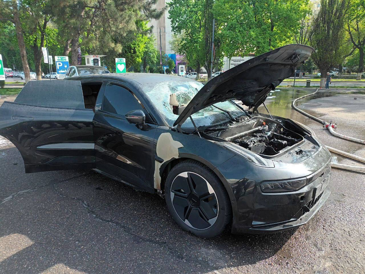 Zeekr загорелся на зарядке - 1 Zeekr 001 сгорел в ходе зарядки в Ташкенте