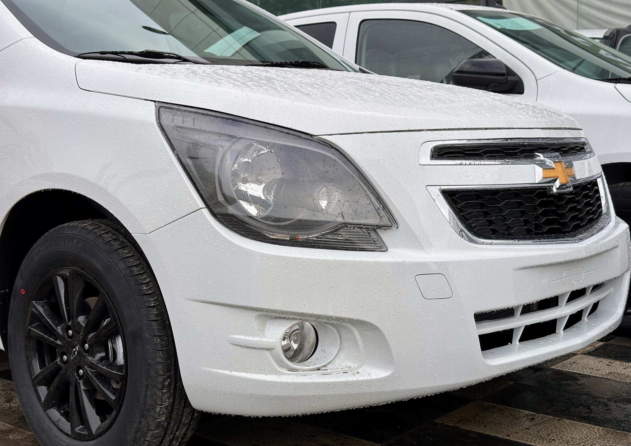 Chevrolet Cobalt Midnight на стоянке автосалона в Ташкенте
