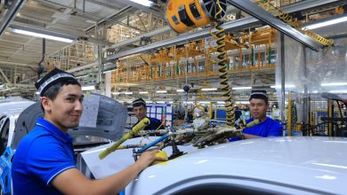 Каждую пятницу сотрудники UzAuto Motors выходят на работу в национальной одежде / фото: UzAuto Motors