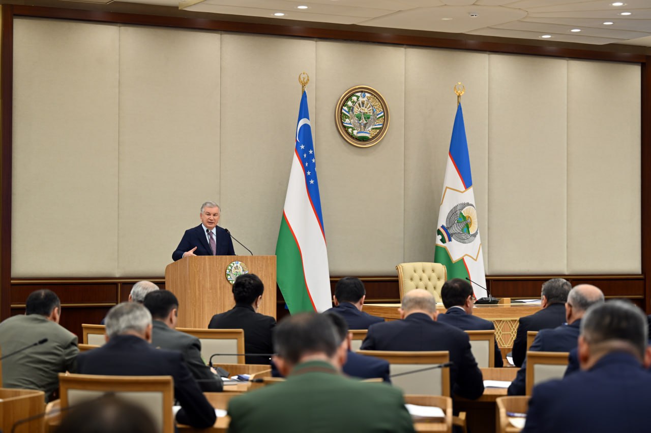 Prezident Shavkat Mirziyoyev yo‘llardagi kameralar faqat jarima uchun emas, balki tirbandlik va avariyalarni kamaytirishga xizmat qilishi kerakligini ta’kidladi. U jamoat transporti sifati va yo‘l infratuzilmasi bo‘yicha aholining keskin noroziligini tan oldi.