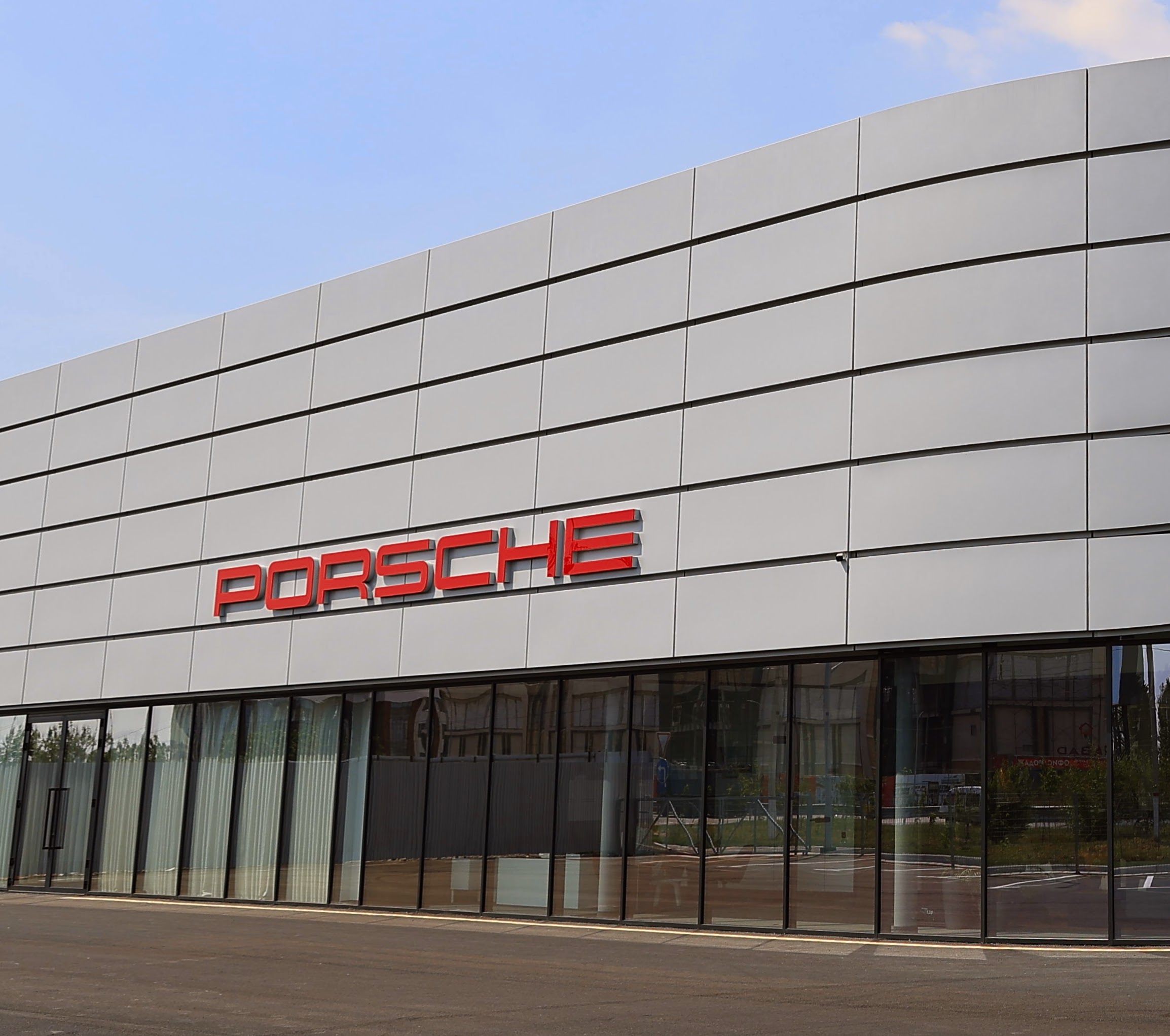 В Ташкенте открылся флагманский центр Porsche - 1