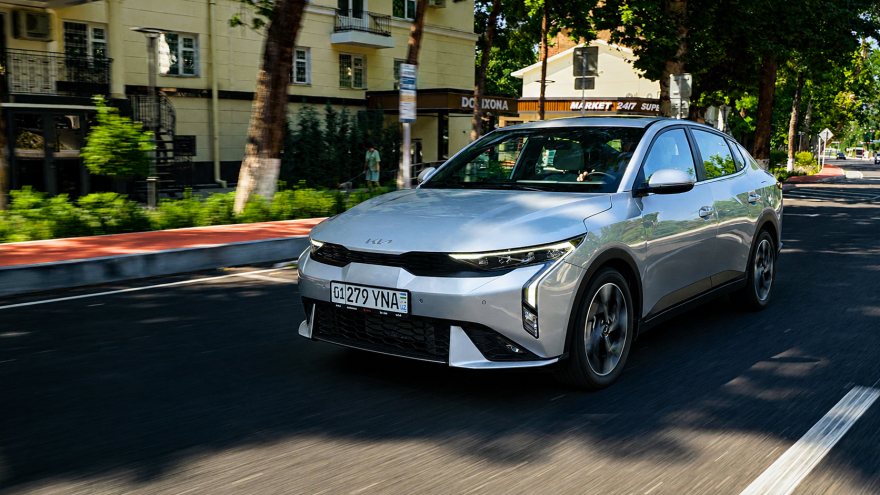 Серебристый Kia K3 на дороге в Ташкенте