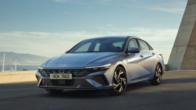 Серебристый седан Hyundai Elantra у моря, вид спереди-сбоку