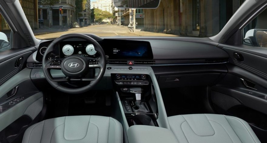 Салон Hyundai Elantra Exclusive со светло-зеленой отделкой и двумя дисплеями по 10,25 дюйма