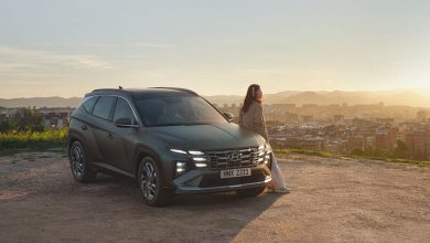 Quyosh botayotganda shahar tepasidagi Hyundai Tucson